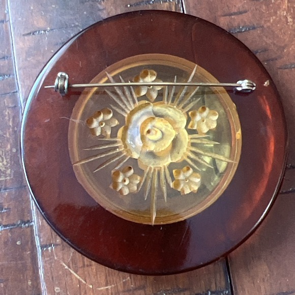 VINTAGE ART DECO REVERSE CARVED APPLE JUICE BLACK BAKELITE FLOWER BROOCH - Picture 12 of 13